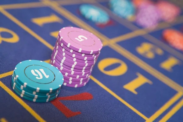 Live dealer at Diamond Empire table on iitoto